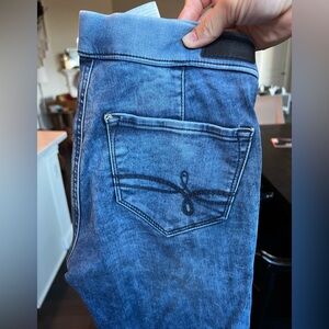 Levi’s denizen stretchy joggers jeans. Very good condition